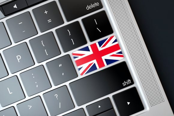 Tangentbord på dator där en knapp ser ut som Storbritanniens flagga