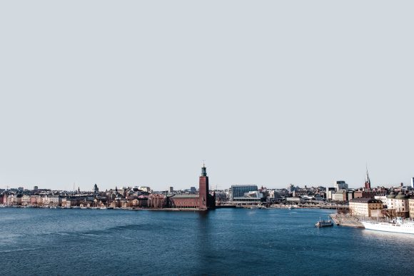 Vy över vatten och Stockholms stadshus