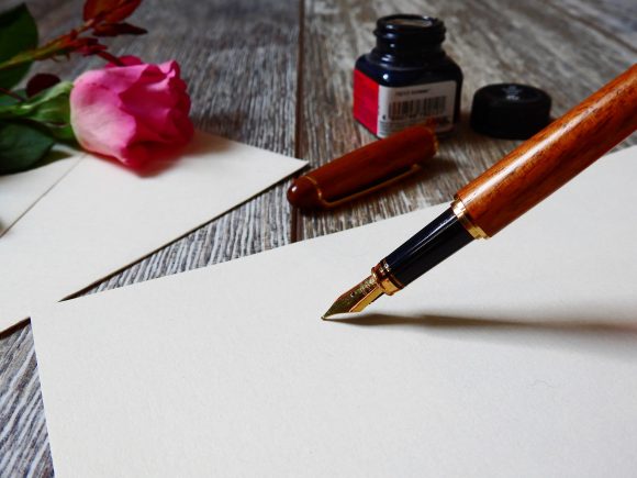 Kalligrafipenna med spetsen på pappersark