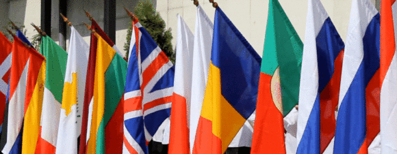 Nationsflaggor vajar från flaggstänger