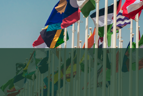 Flaggstänger med olika nationsflaggor som vajar för vinden
